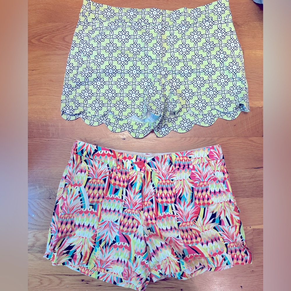 crown & ivy White and Multicolor Women's Scallop Hem Shorts